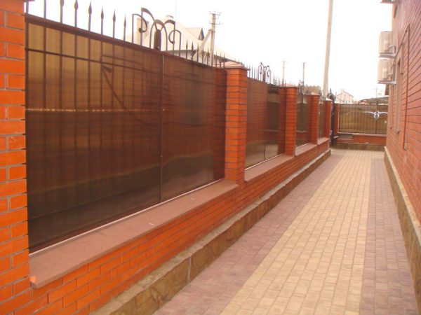 Забор из коричневого поликарбоната