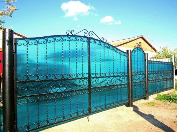 Забор с бирюзовым, голубым поликарбонатом